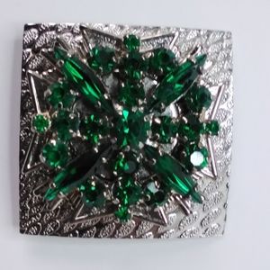 Enchanting Emerald Elegance: Silver Brooch.